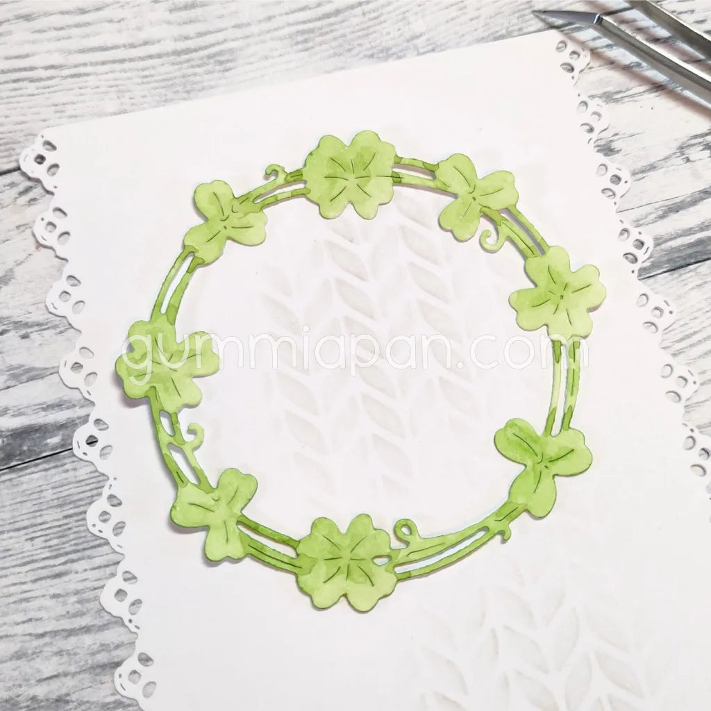 Gummiapan - Clover Wreath
