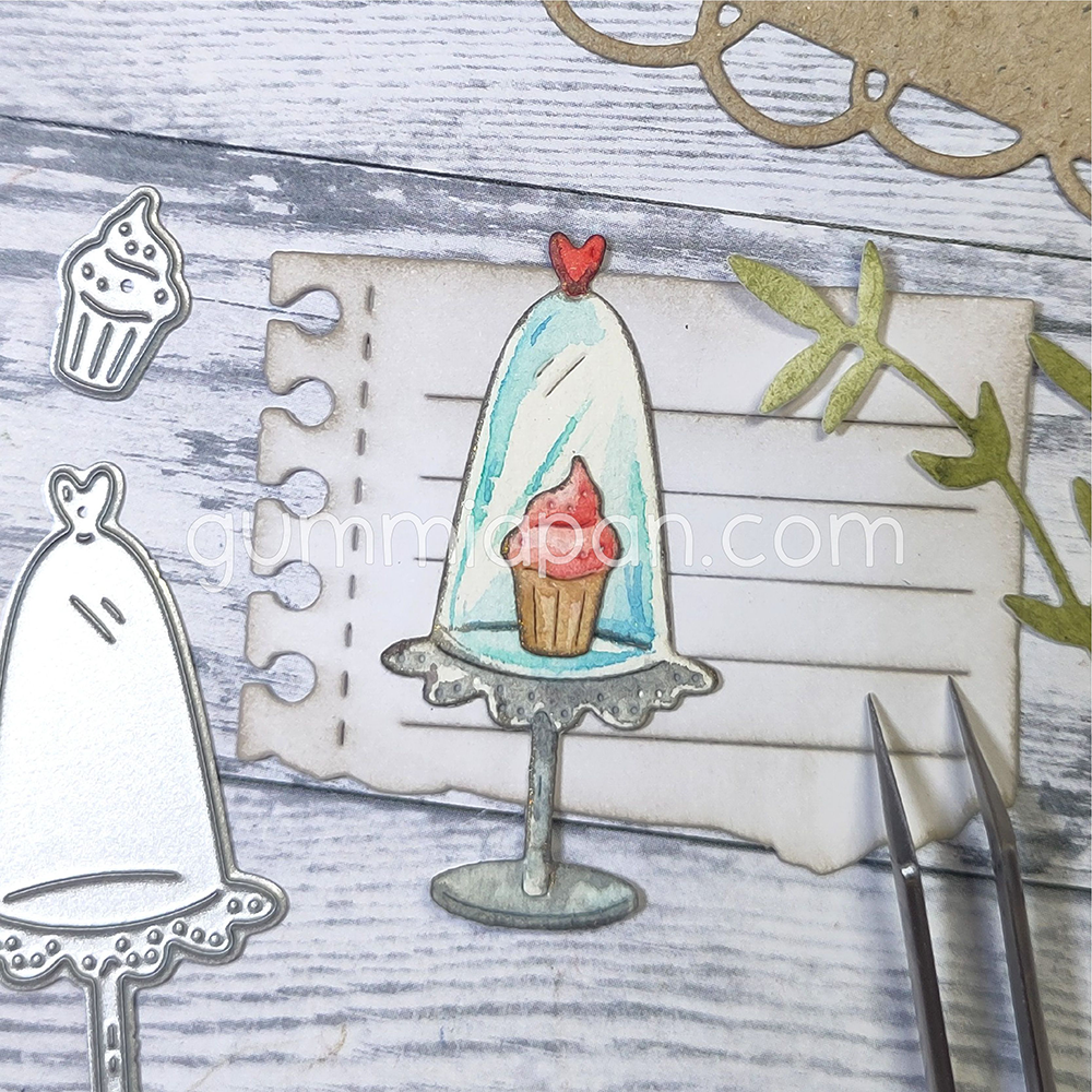 Gummiapan - Cupcake Under Glass Dome